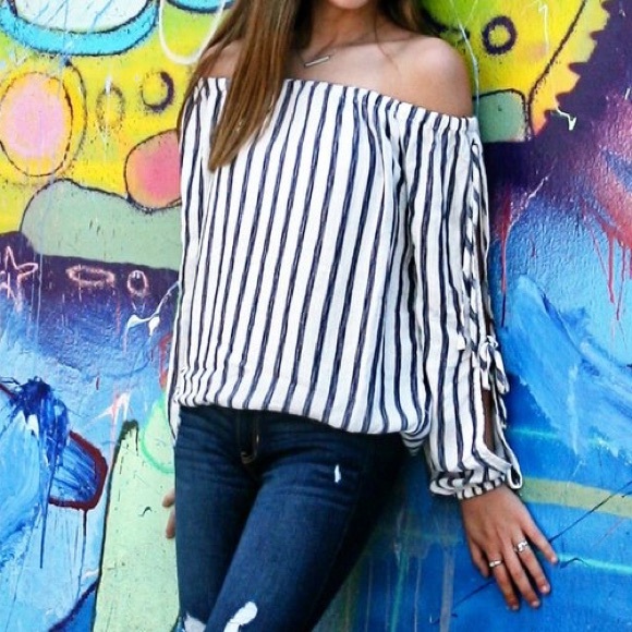Hollister Off The Shoulder Top - Picture 2 of 2